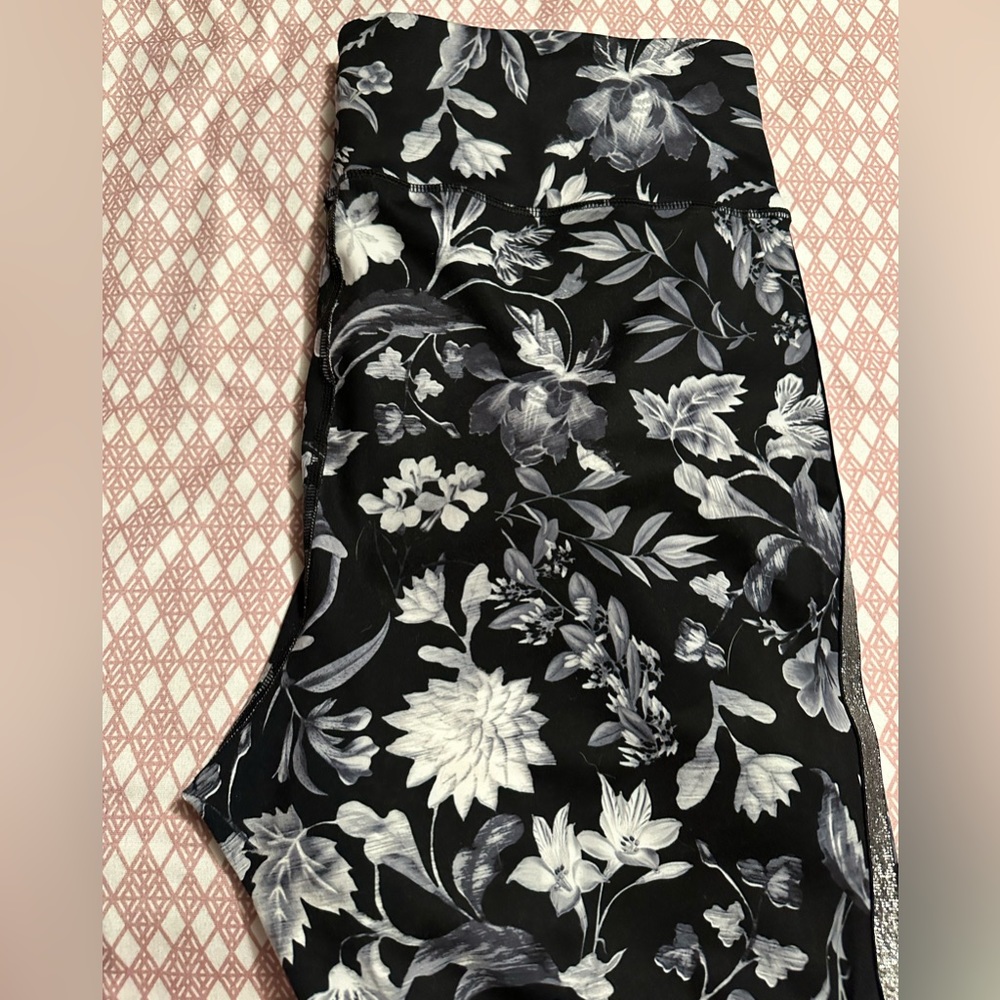 Old Navy activewear dry wicking 2xl stretch exercises leggings roses and glitter